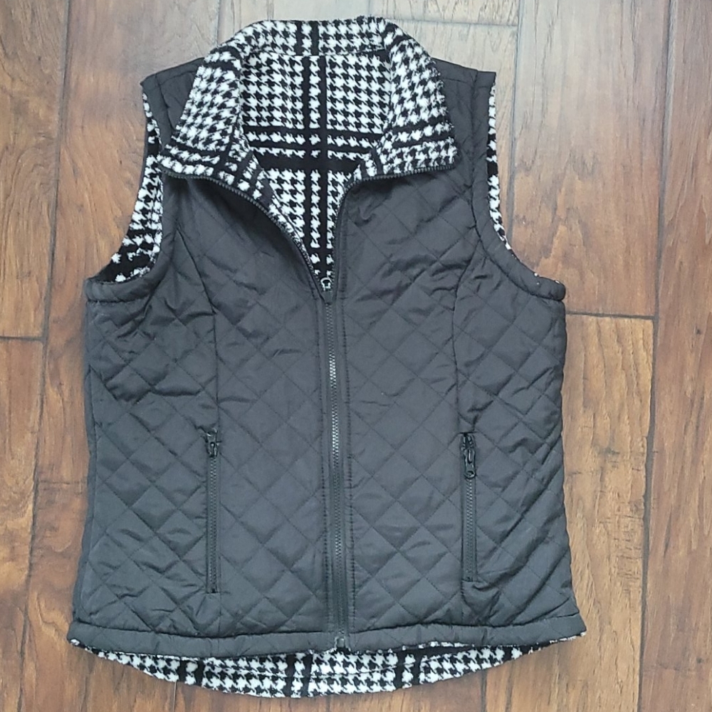 Reversible puffer vest